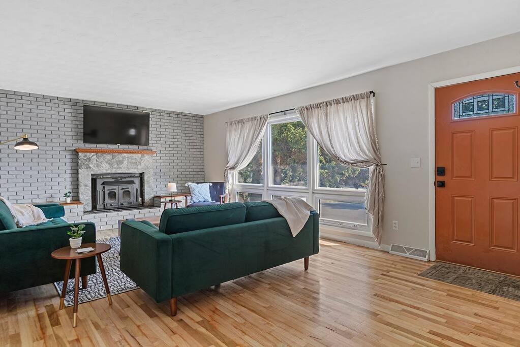 Roomy 5 Bed 3 Bath Fire Place Large Outdoor Space Rapid City Extérieur photo